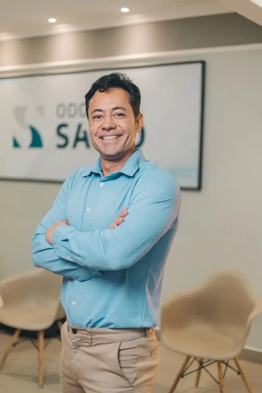 Dr. Leonardo Saito, cirurgião-dentista em Uberaba