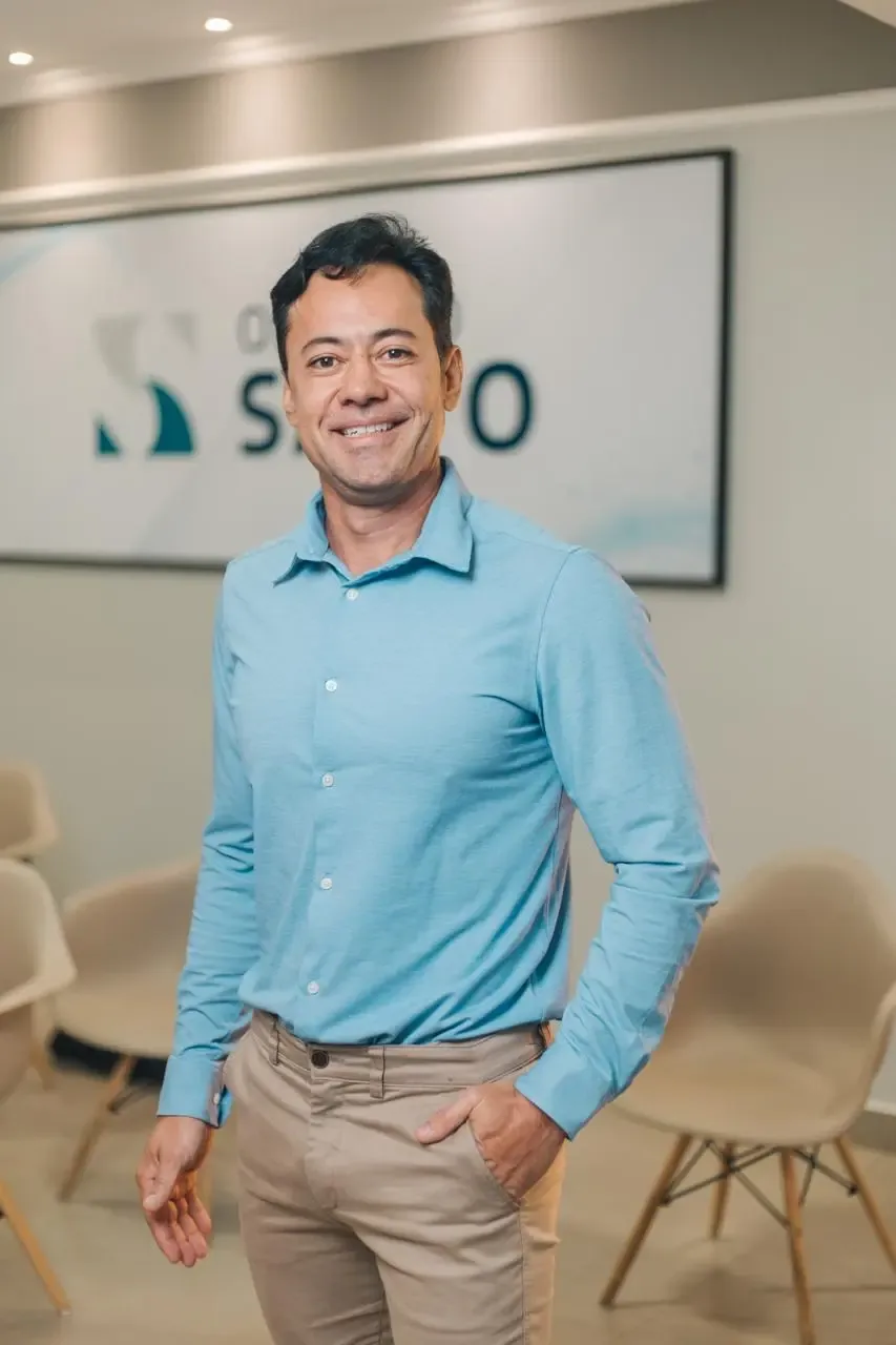 Dr. Leonardo Saito, cirurgião-dentista em Uberaba